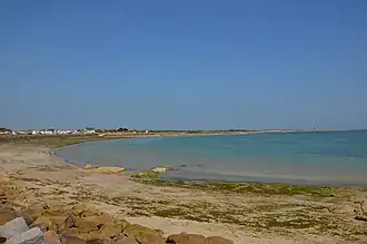 Vue de la pointe de Barfleur avec le phare de Gatteville à son extrémité vu depuis Barfleur au sud.