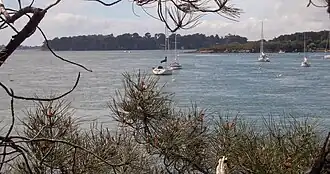 Pointe de Locmiquel, vue de la pointe du Berchis, Er Runio en arrière-plan.