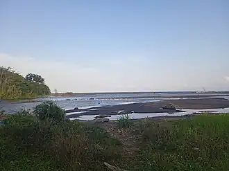 La pointe de la Capesterre à l'embouchure où se rejoignent la rivière du Pérou et la Grande Rivière de la Capesterre.