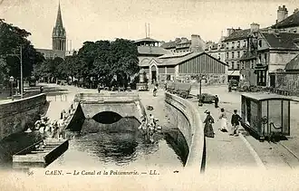 Wagon couvert à 2 essieux à Caen près du canal.