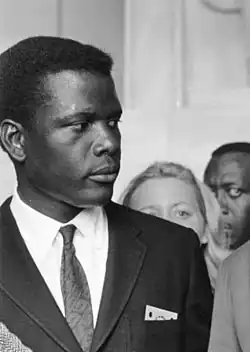Sidney Poitier, premier Afro-Américain à remporter oscar (meilleur acteur) en 1963 et un Golden Globe (meilleur acteur dans un film dramatique) en 1964 pour son rôle dans Le Lys des champs.