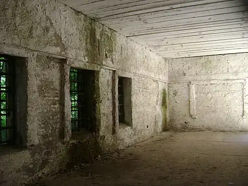Intérieur d’un bâtiment (avec fenêtres, donc probablement similaire à la salle de conférence lieu de l'attentat).