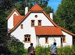 Une des maisons du domaine.