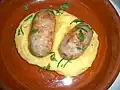 Polenta avec des saucisses.