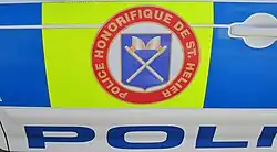 Les véhicules de la Police honorifique de la paroisse portent le blason paroissial et l'inscription Paroisse de St. Hélier.