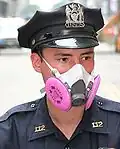 Policier new-yorkais portant un masque filtrant de protection.