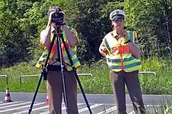 Policiers utilisant un trépied pour leur radar.