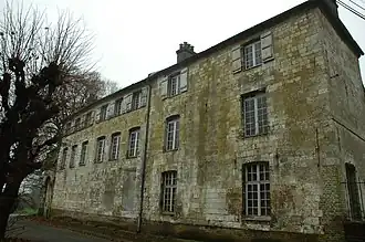 L'arrière de château de Grenas.