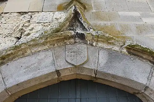 La clé de voûte du portail portant la date de 1548.