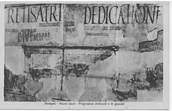 Capitales peintes sur un mur de Pompéi, en haut. Plus petites et au-dessous, des rustica.