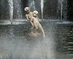 La statue de deux jeunes garçons dans des jeux d'eau au Jardin municipal de Funchal. Mars 2020.