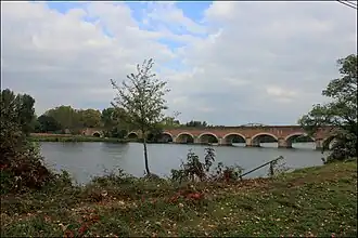 Pont-canal sur le Tarn près de Moissac.