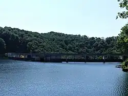 Le barrage vu depuis le nord.