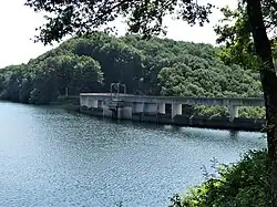 Vu depuis la berge occidentale du lac.