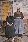 Femmes en tenue bigoudène de Pont-l'Abbé en 1909 ; plaque autochrome.