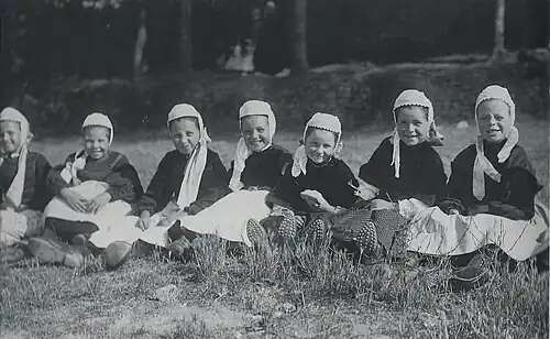 Fillettes de Pont-l'Abbé, 1900, Musée de Bretagne, Rennes.