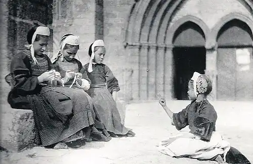 Fillettes faisant du crochet devant l'église des Carmes de Pont-l'Abbé, 1900, Musée de Bretagne, Rennes.