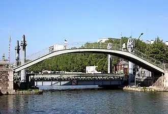 La passerelle piéton au premier plan, le pont en position basse derrière.