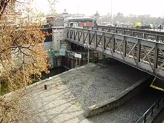 Le pont-métro passe au-dessus de l'écluse de l'Arsenal vers la Seine.