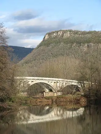 Le pont de Cordon et le mont de Cordon au 2e&nbsp;plan.