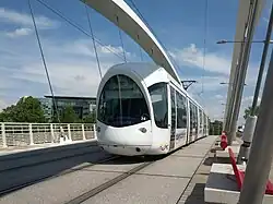 Vue de la queue d'une rame de tramway sur la partie centrale du pont.