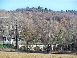 Pont à trois arches sur le Calavon.