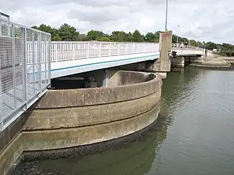 Le pont de Kérino vu de la rive droite avec, au premier plan, l'élément tournant.