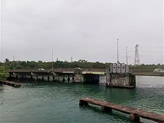 Le pont de la Gabarre franchissant la Rivière Salée