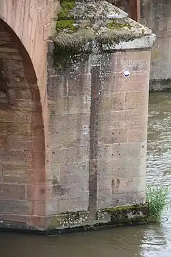 Une pile du pont Régemortes et une marque de la crue de 1866
