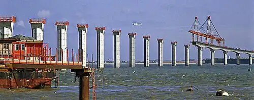 Construction du pont. La poutre de lancement de manipulation des voussoirs mesurait 285&nbsp;m de long. Elle fut démontée sur l'île à la fin des travaux.