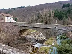 Pont de la RN102 sur un ruisseau du village.