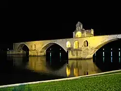 Le pont Saint-Bénézet illuminé.