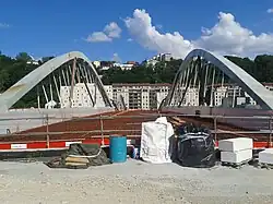 Vue de la chaussée du pont, le 30 mai 2014.
