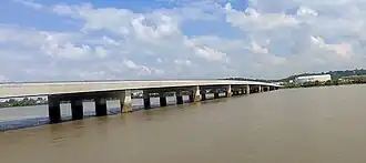 Vue du pont en 2025, avec en arrière-plan l’Arkéa Arena.