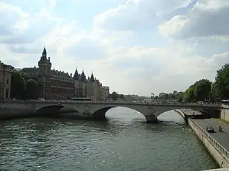 Le pont au Change, pris depuis le pont Notre-Dame, à gauche le Palais de Justice, à droite le Châtelet.