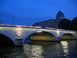 De nuit, vue de l'aval.