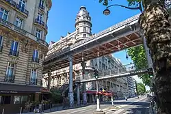 Le pont de Bir-Hakeim et une passerelle piétonne enjambent l'avenue vers la rue Marietta-Alboni.