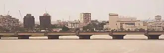 Le pont Général-de-Gaulle, avec en l'arrière-plan Treichville et le Palais de la culture d'Abidjan.