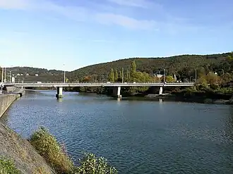 Pont reliant Lustin à Profondeville sur la Meuse, prise à partir de la rive gauche (Profondeville)