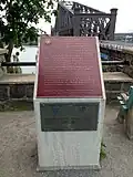 Plaque commémorative désignant le Pont de Québec comme lieu historique national du Canada. Désignation attribuée en 1995.