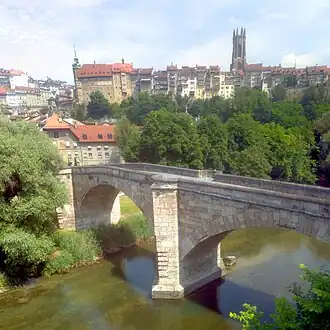 Le pont de Saint-Jean avec le quartier du Bourg et la cathédrale Saint-Nicolas au 2e&nbsp;plan.