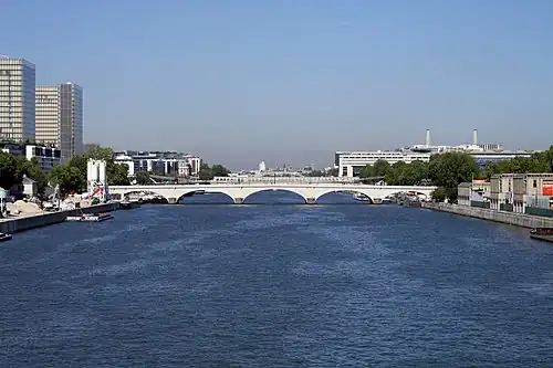 Vue générale du pont, avec, à gauche, la BnF, et au fond à droite, le quartier de Bercy.
