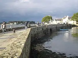 Le pont reliant l'île de Saint-Cado au continent.
