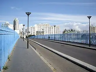 Le pont de la rue Riquet, vers la rue d'Aubervilliers. Au loin, les orgues de Flandre.
