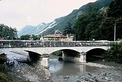 Le « pont de pierre » de Vif, enjambant le lit de la Gresse.