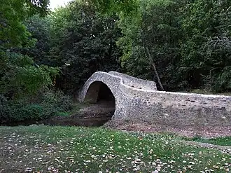Le pont sur la Morge dit pont romain vu de l'aval et de la rive gauche, en septembre 2012.