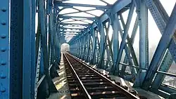 Vue de l'intérieur du pont en treillis