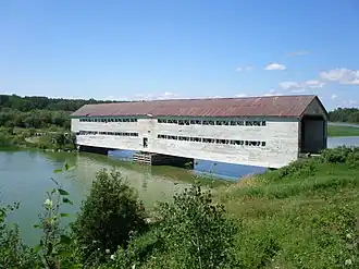 Le pont couvert donnant accès à l'île Nepawa