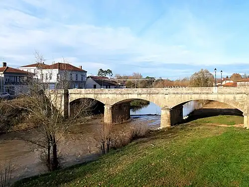 Pont des Jumeaux-Navarre (Pierre Navarre et Jean Navarre) à Tartas, reliant ville haute et ville basse.