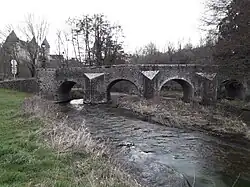 Le pont « romain » et le château en arrière-plan.